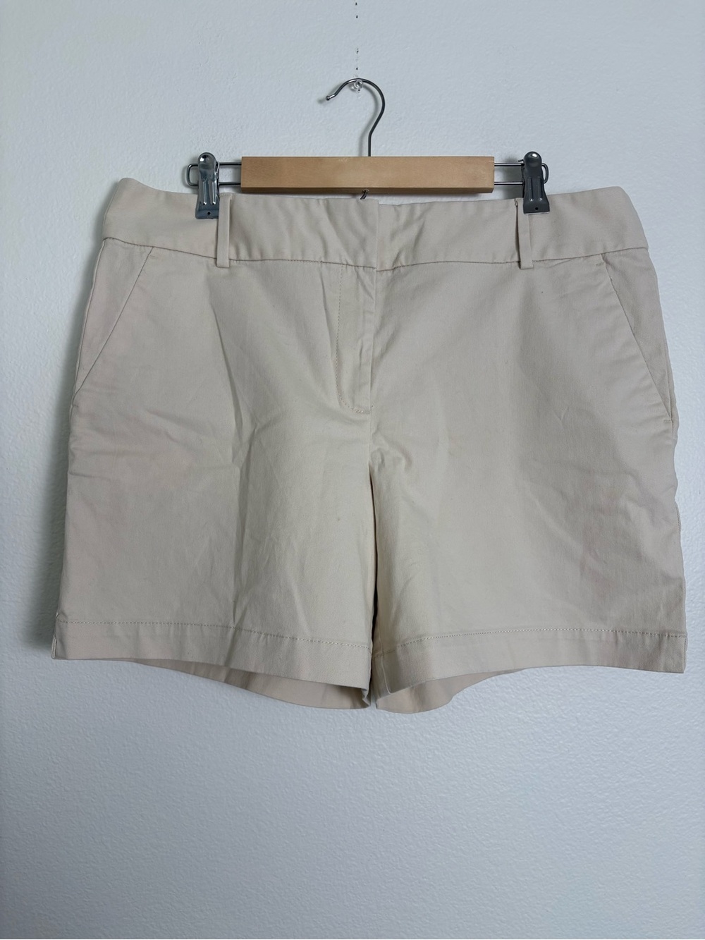 LOFT Cream ‘The Riviera Short’ Size 12 NWT